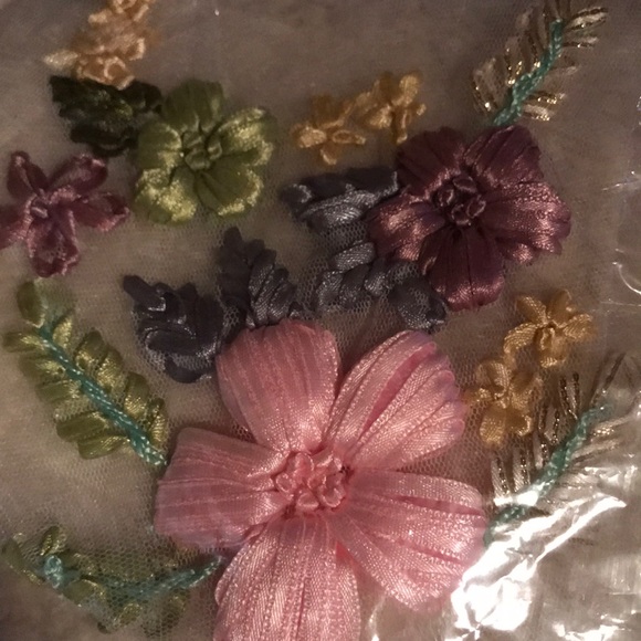 New Beautiful 3D Flower Appliqué - Picture 4 of 4